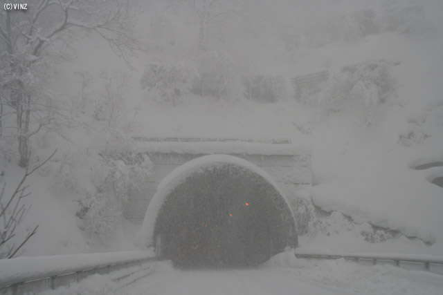 雪景色　雪道　道路 福井県の道路 国道157号 勝山市 トンネルの上部には「雪崩予防柵 雪崩防止柵」が見える