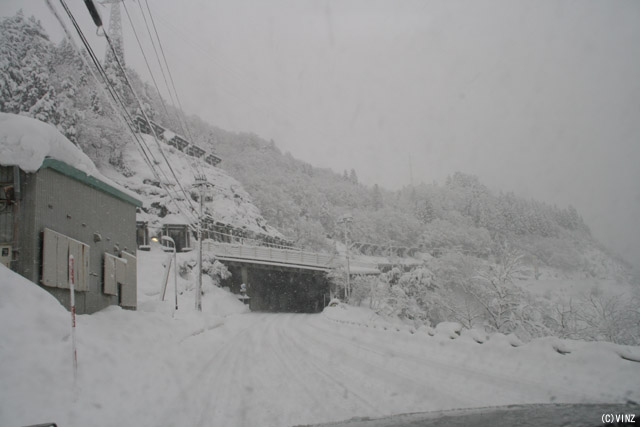 雪景色　雪道　道路 石川県の道路 国道157号 白山市 「スノーシェッドとその上部に雪崩予防柵 雪崩防止柵」 