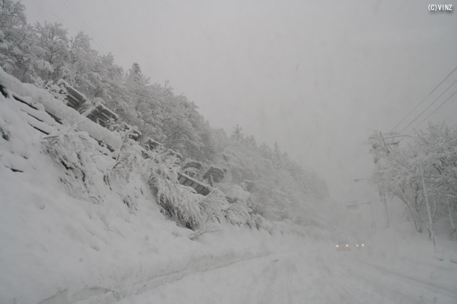 雪景色　雪道　道路 石川県の道路 国道157号 白山市 左手斜面に「雪崩予防柵 雪崩防止柵」