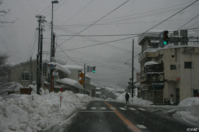 雪景色　雪道　道路 富山県の道路 国道41号 富山市猪谷交差点 雪国ならではの縦型信号機