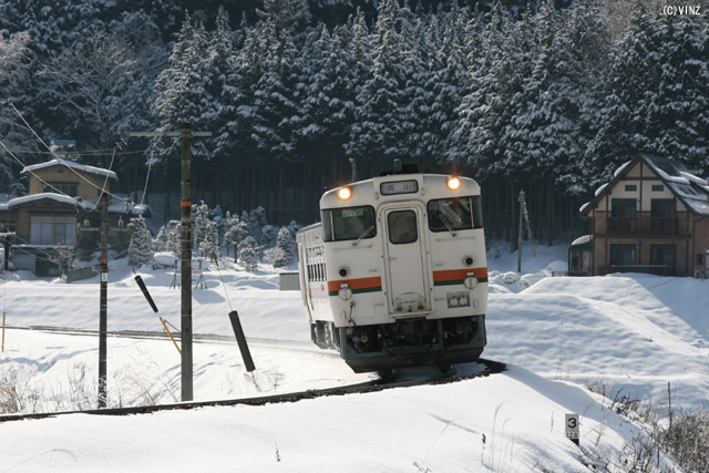 雪景色 雪国 冬 鉄道 高山本線 普通列車 鈍行