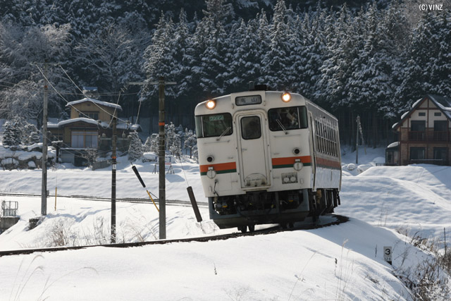 雪景色 雪国 冬 鉄道 高山本線 普通列車 鈍行